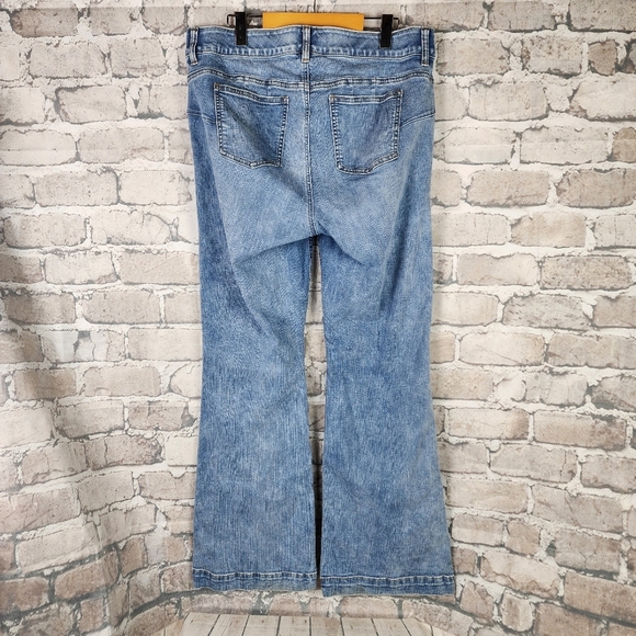 Torrid Bombshell Flare Jeans Light Wash Whisker Stretch 16T - Picture 6 of 16